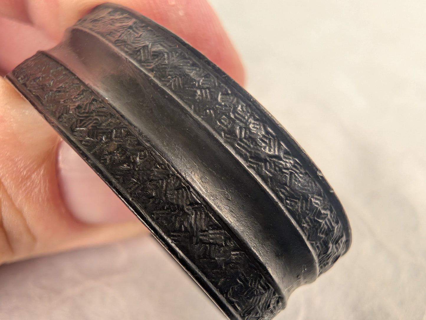 Fuchi with Cross-Hatched Textile Pattern - FU-018