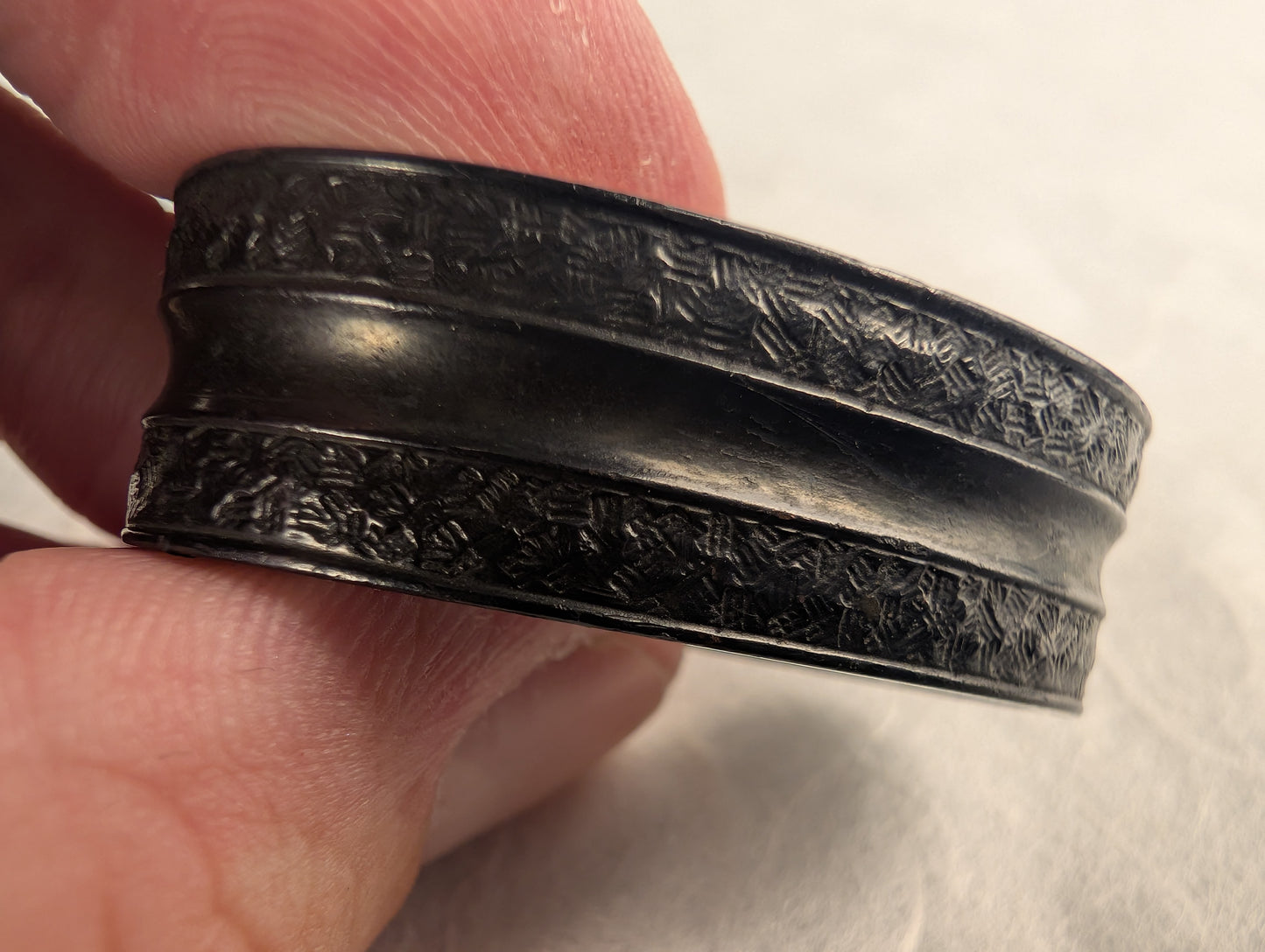 Fuchi with Cross-Hatched Textile Pattern - FU-018