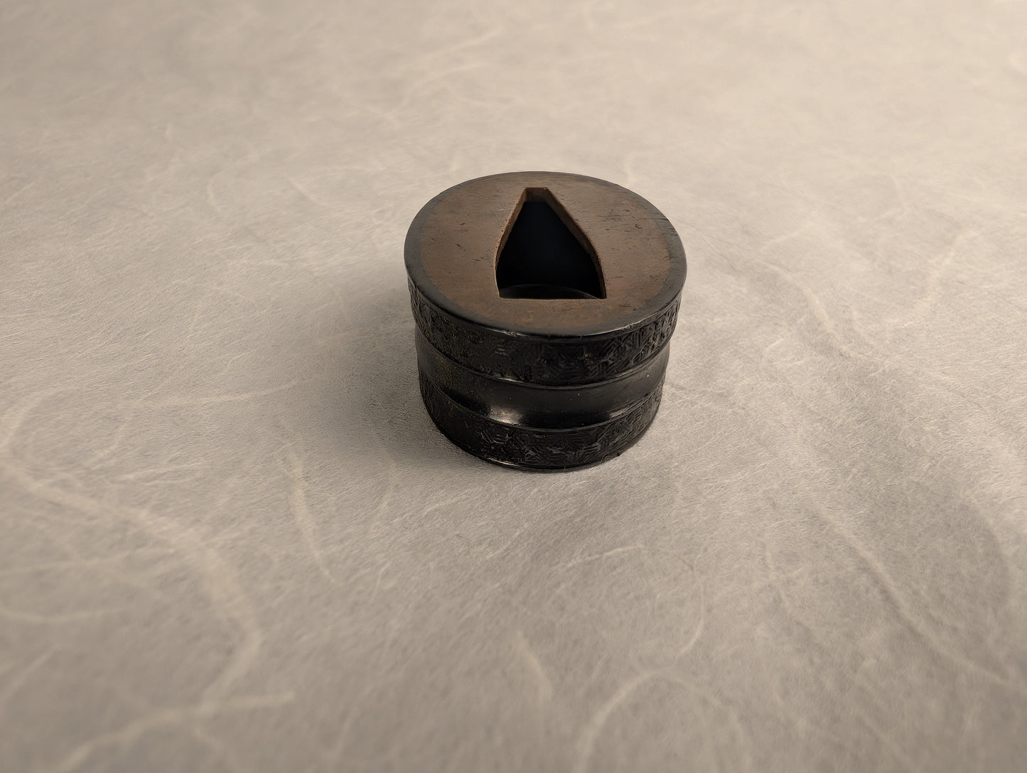 Fuchi with Cross-Hatched Textile Pattern - FU-018