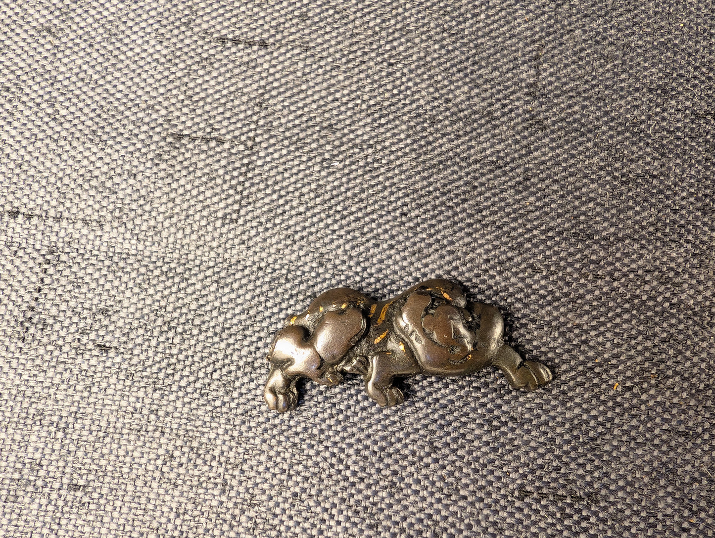 Single Menuki of a Crawling Lion Dog – MS-028