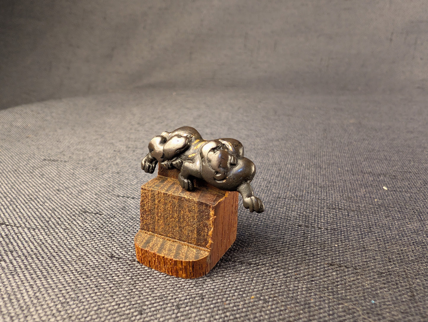 Single Menuki of a Crawling Lion Dog – MS-028