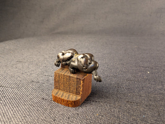 Single Menuki of a Crawling Lion Dog – MS-028